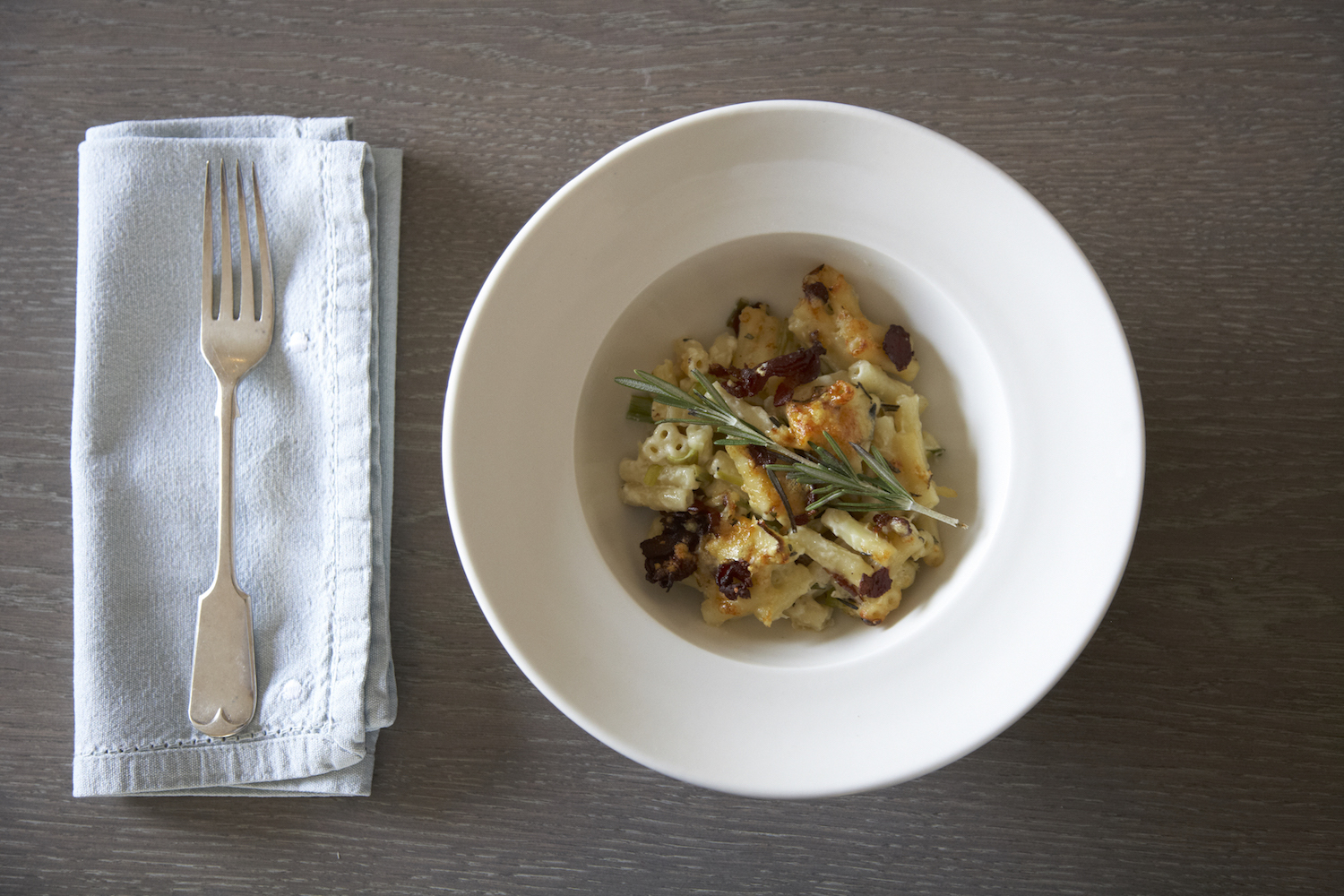 bacon-leek-and-rosemary-mac-and-cheese-humphrey-munson-blog-3