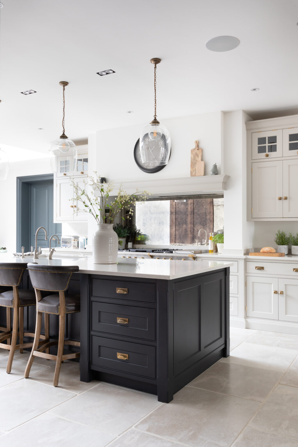 Why Every Modern Kitchen Needs a Kitchen Island | A Guide by Humphrey Munson