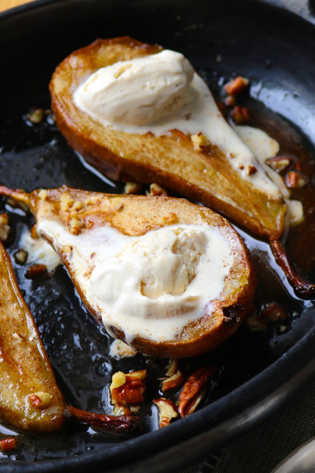 Baked pears with vanilla ice cream